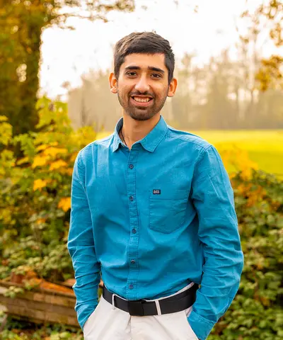 Portrait von {{ person.title }}